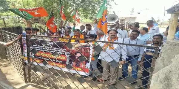 बढी बिजली दर के विरोध में भाजपा ने किया बिजली आफिस का घेराव