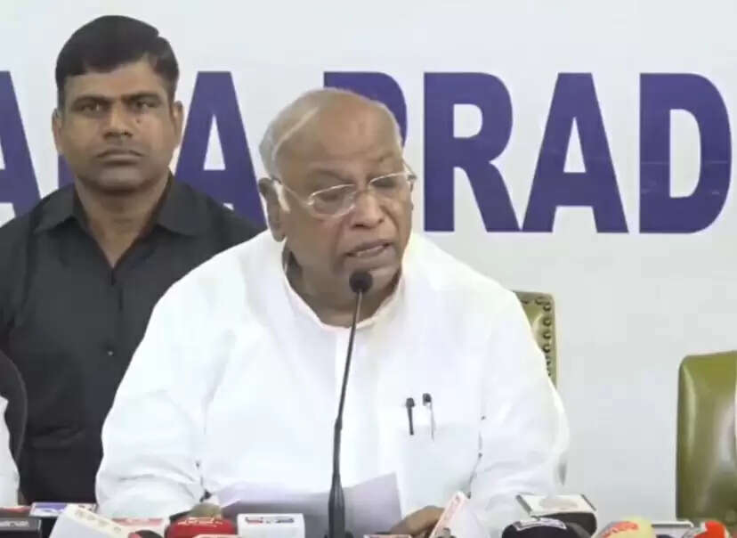 पहलगाम आतंकी हमले पर बोले कांग्रेस अध्यक्ष खरगे, निर्दोष नागरिकों पर बर्बर हमला