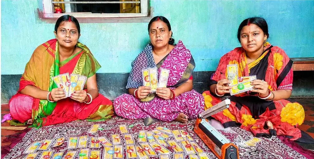 लोगों को भा रही जेएसएलपीएस की महिलाओं के हाथों बनी राखियां