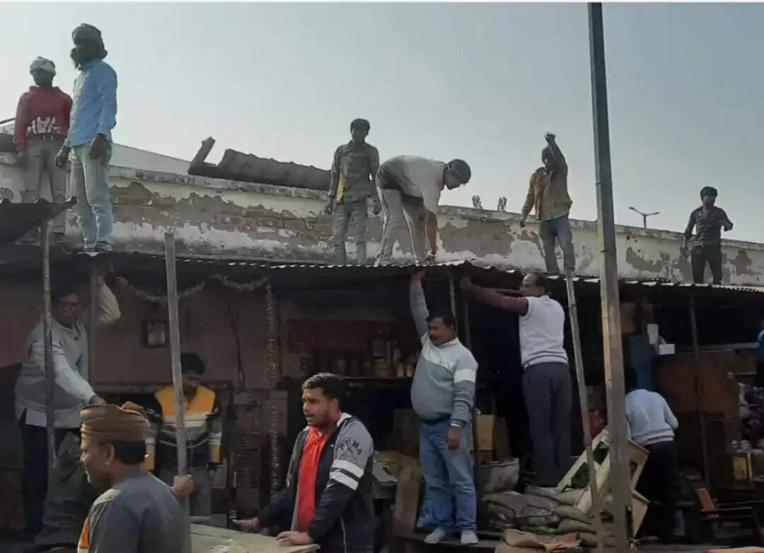 हाथरस में चला अतिक्रमण हटाओ अभियान, जेसीबी से ध्वस्त किए गए चबूतरे और स्थाई ढांचे