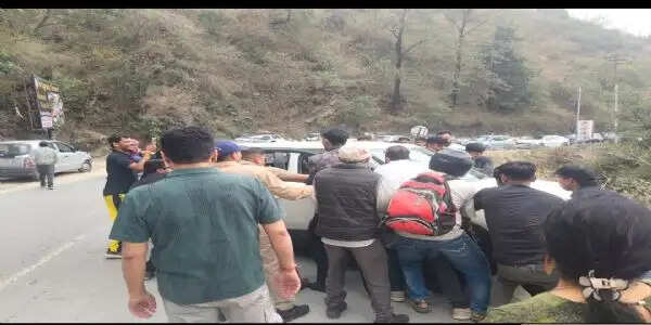 मसूरी में खाई में उतरी पर्यटकों की अनियंतित्र कार, चार लोगों को सकुशल निकाला