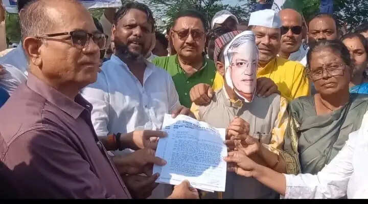 अनूपपुर: कांग्रेस ने प्रदर्शन कर सीईसी ज्ञानेश कुमार का पुतला फूंका, ‘वोट चोरी’ के आरोपों की जांच की मांग