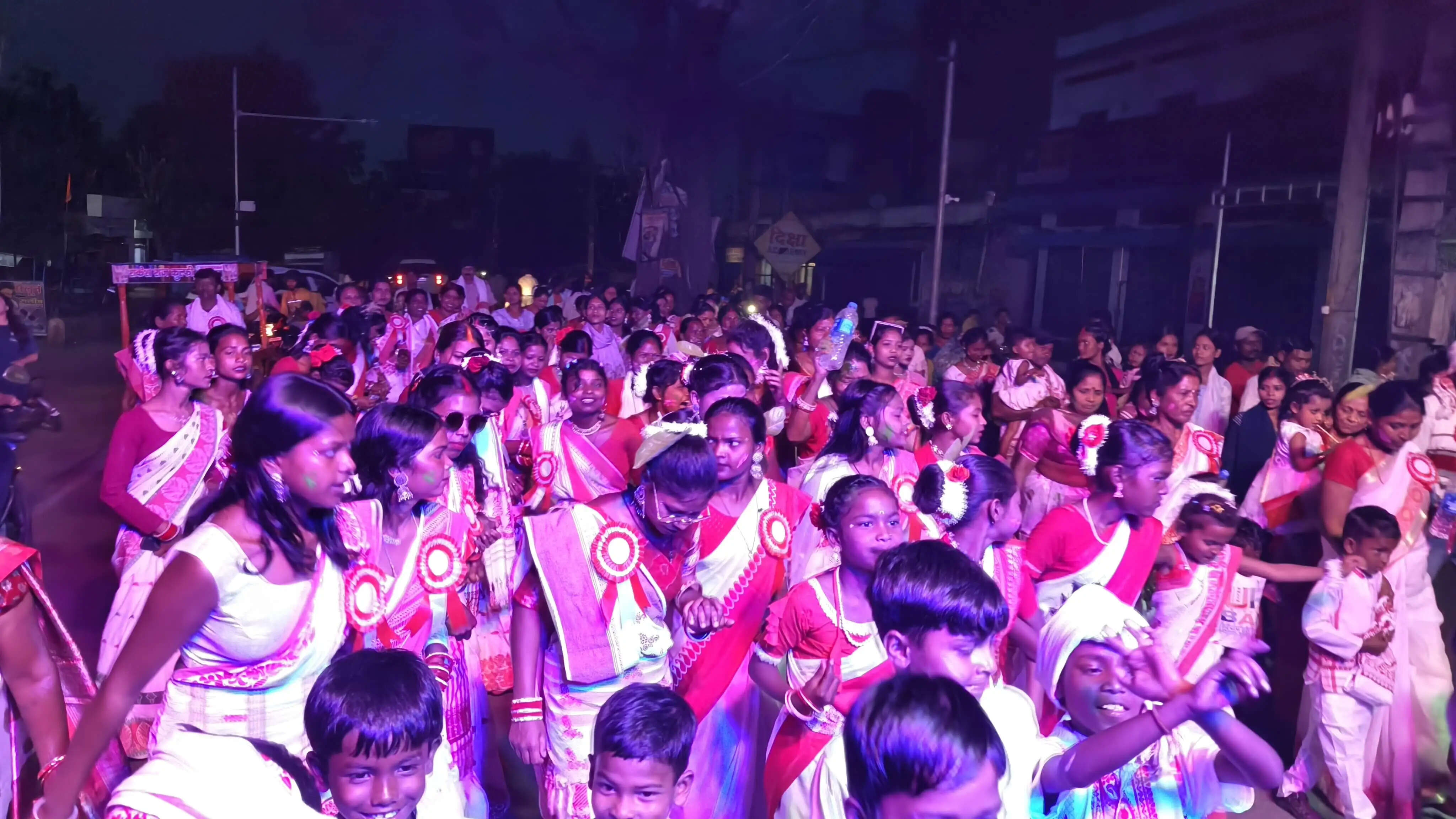 सरहुल मिलन में&nbsp;ढोल-नगाड़ों और झांकी के साथ लोग हुए शामिल