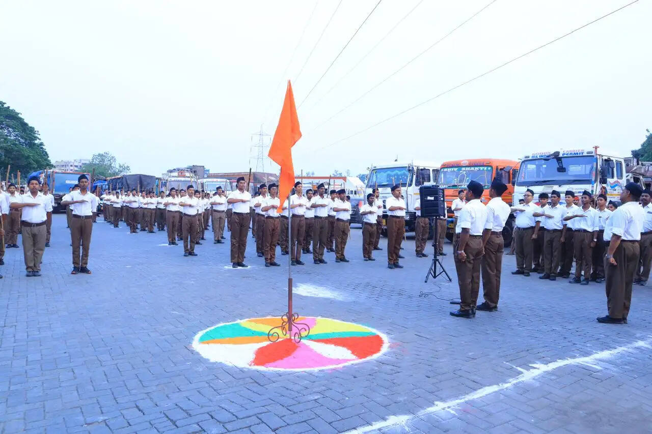 स्वयंसेवकों का पथ संचलन देख लोग हुए मंत्रमुग्ध, पुष्पवर्षा कर किया स्वागत