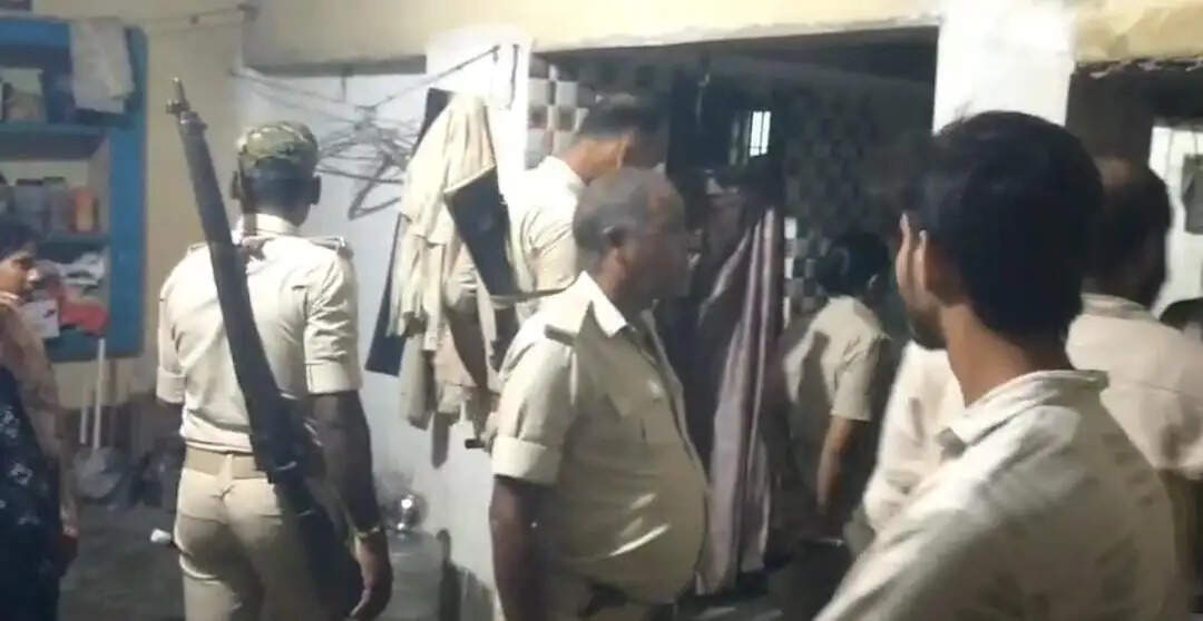 बंद घर का ताला तोड़ नगदी और जेवर ले उड़े चोर