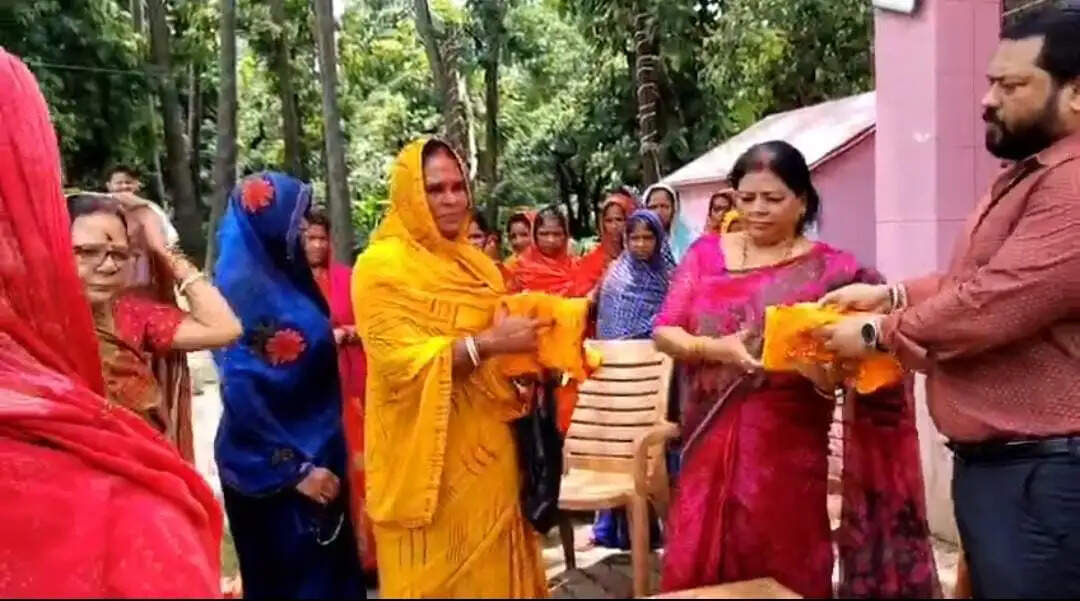 महिलाओं को मिला सम्मान, बांटी गई साड़ियां