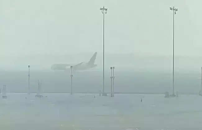 घने कोहरे के कारण दिल्ली एयरपोर्ट पर ऑपरेशन बाधित होने से 79 उड़ानें रद्द