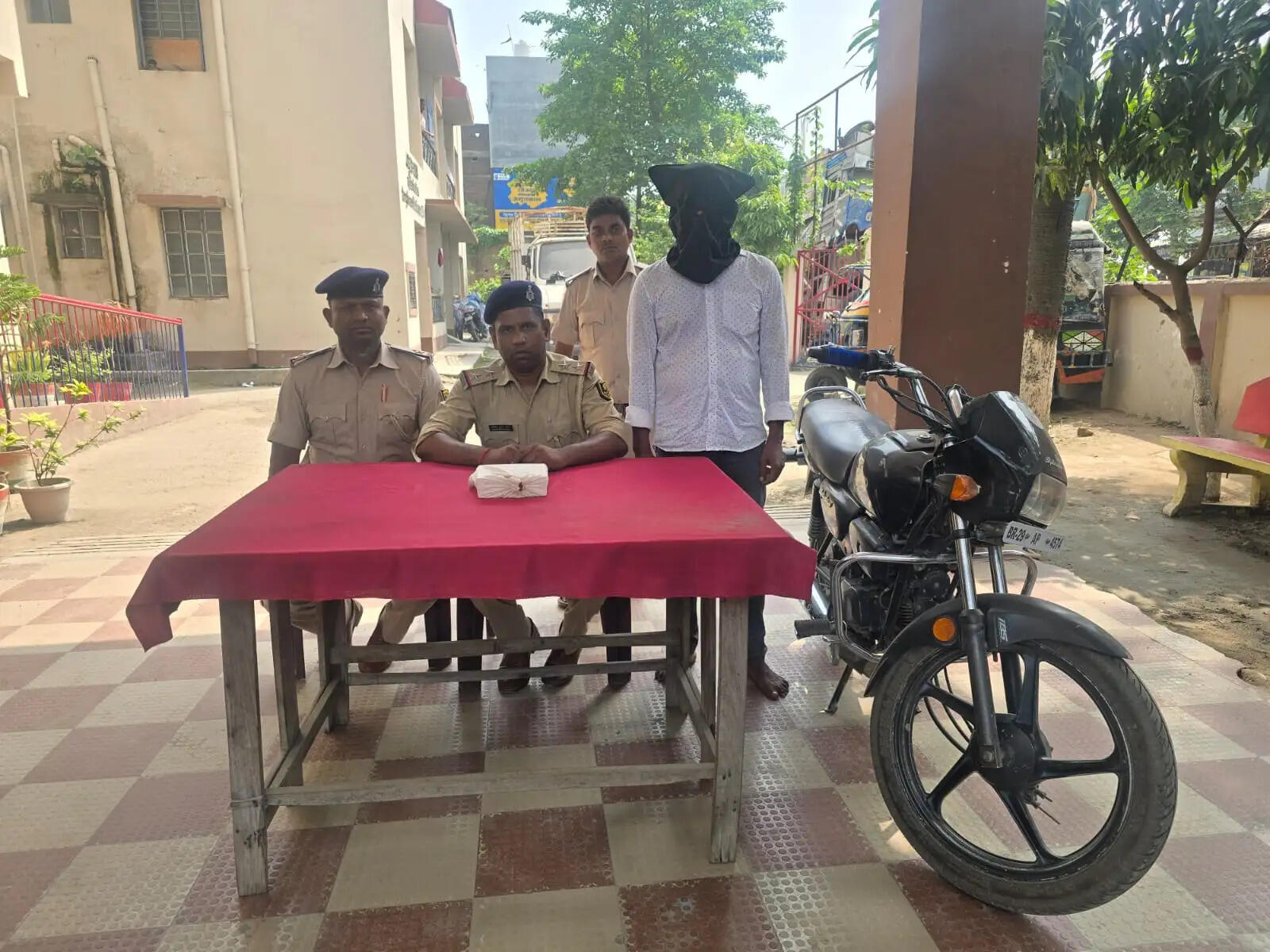 बड़हरिया में 102 पुड़िया स्मैक के साथ युवक गिरफ्तार, 44.70 ग्राम स्मैक बरामद