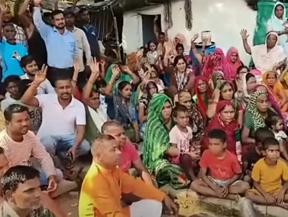 रक्षा संपदा अधिकारी के आदेश से मड़िया मोहल्ले के 40 परिवारों पर बेघर होने का संकट