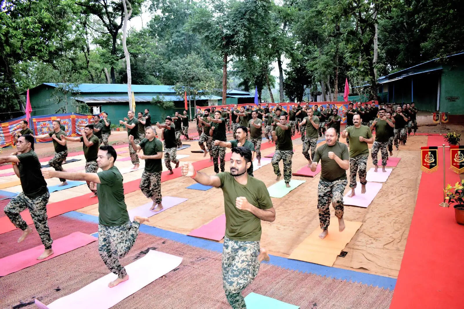 सीमा सुरक्षा बल के अधिकारियों व जवानों ने किया सामूहिक योगाभ्यास