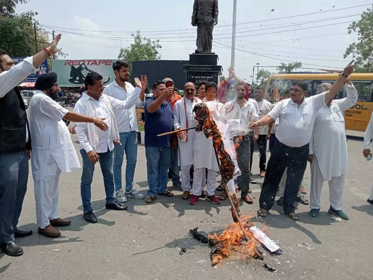 आतंकी हमले के विरोध में कांग्रेस ने केंद्र सरकार का पुतला जलाया, गृहमंत्री से इस्तीफा की मांग