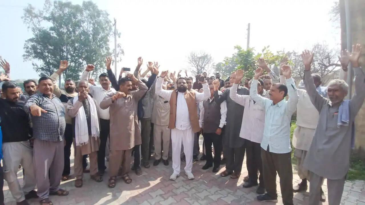 जेकेपीसीसी किसान विभाग के नेतृत्व में परगवाल में किसानों का प्रदर्शन