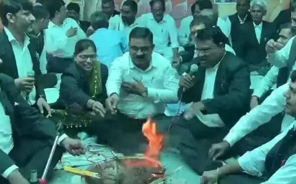 अधिवक्ताओं ने एसडीएम के विरुद्ध हवन कर किया प्रदर्शन, अनियमितता का लगाया आरोप