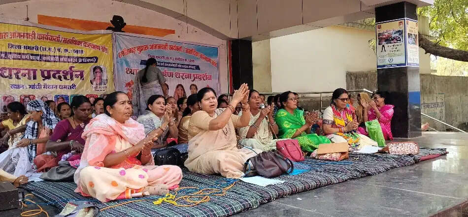 तीन सूत्रीय मांगों को लेकर आंगनबाड़ी कार्यकर्ता व सहायिकाओं ने दिया धरना