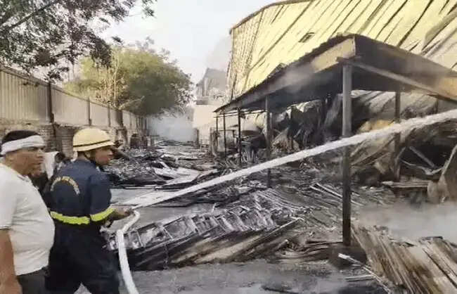 रेवाड़ी के बावल औद्योगिक क्षेत्र की सोलर फैक्ट्री में लगी भीषण आग