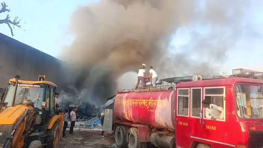 रीको थर्ड फेज में कपड़ा गोदाम में भीषण आग, लाखों का नुकसान