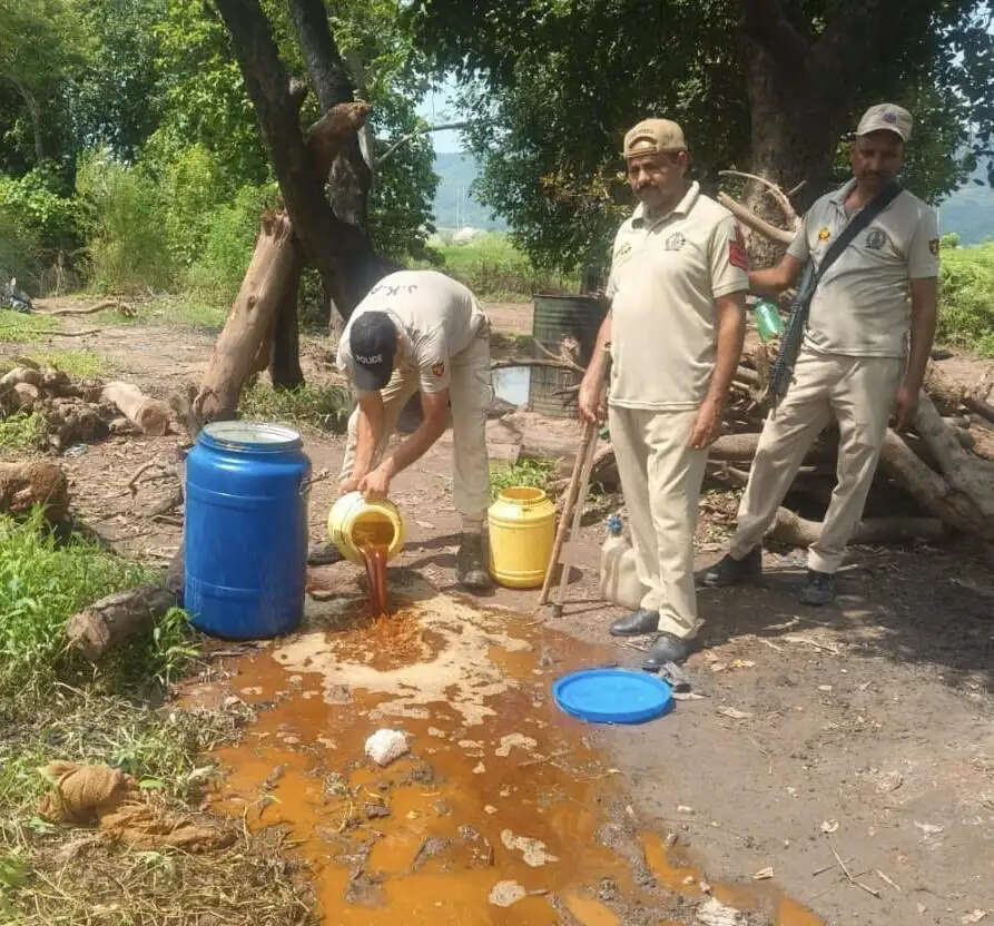 अवैध शराब के खिलाफ कठुआ पुलिस की कार्रवाई, 500 लीटर लाहन नष्ट
