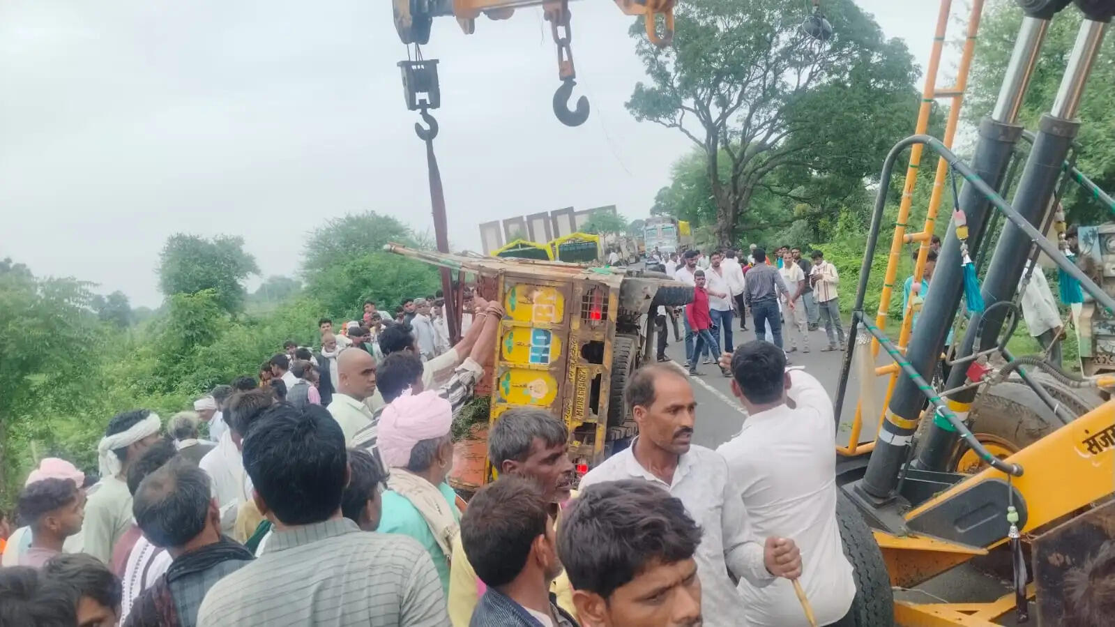 राजगढ़ः स्टेयरिंग फेल होने से पिकअप वाहन नाले में पलटा, 9 लोग घायल