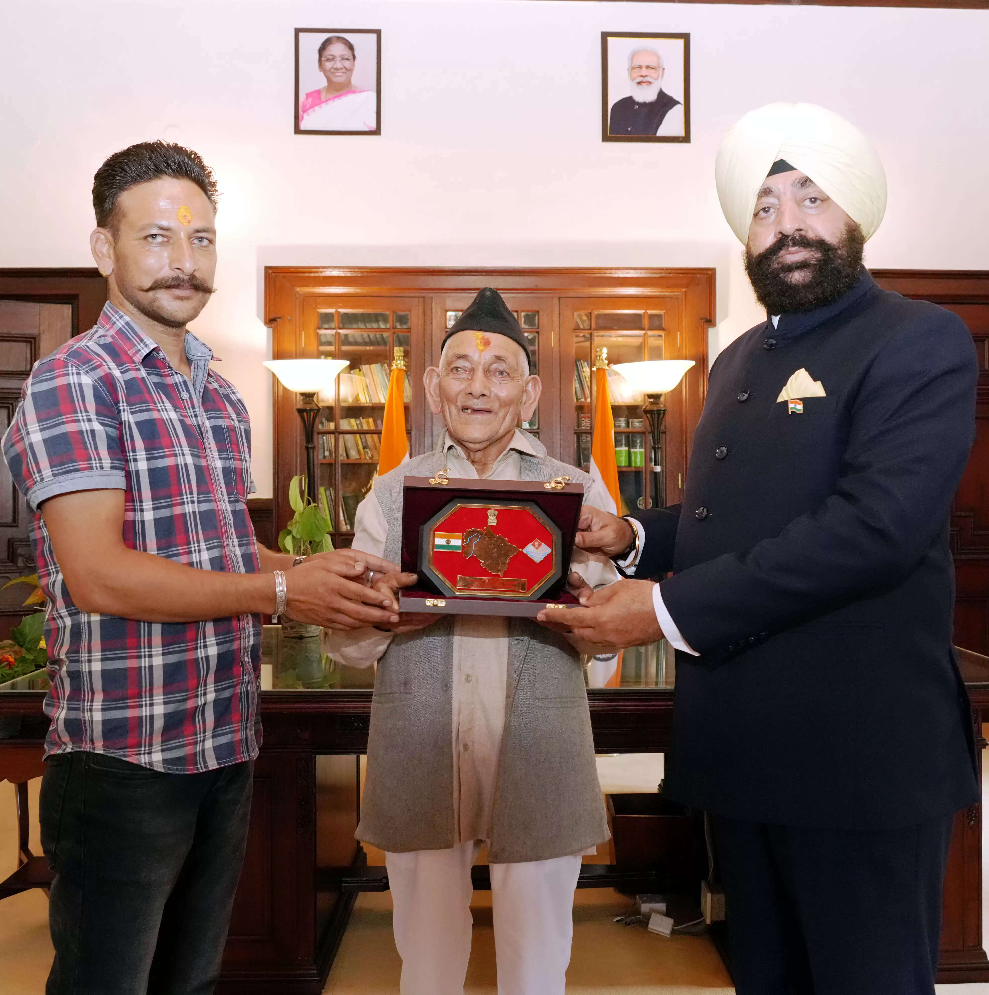 राज्यपाल ने ‘कीवी मैन’ सगत सिंह मेहरा को किया सम्मानित