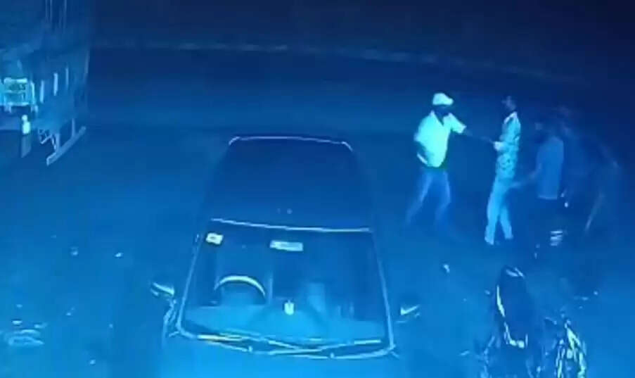 दो नेताओं के बीच हुए झगड़े में चमका हथियार
