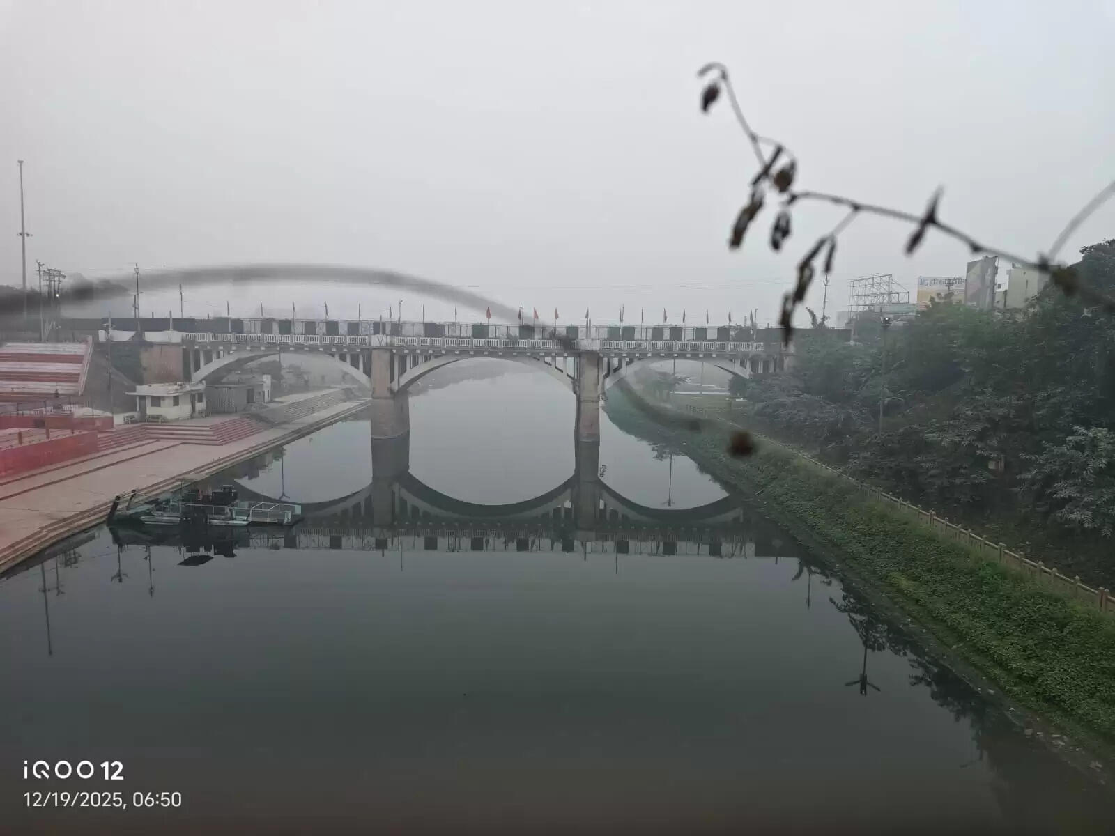 वाराणसी में लगातार दूसरे दिन कोहरे और धुंध से जनजीवन ठहरा,स्कूलों के समय में परिवर्तन
