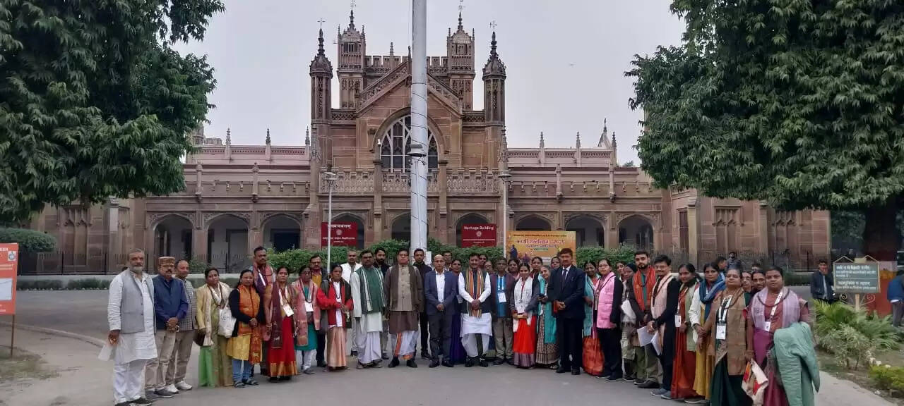 काशी तमिल संगमम: तमिल शिक्षकों ने संपूर्णानंद संस्कृत विश्वविद्यालय का मुख्य भवन देखा