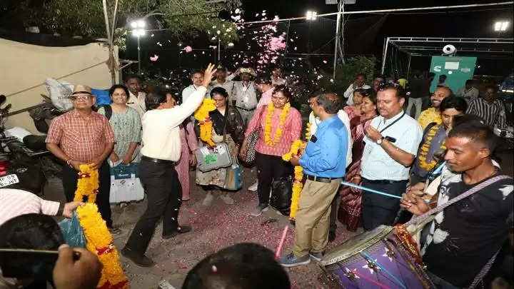 इंदौरः मतदान दलों की वापसी पर ढोल बजाकर और पुष्पहारों से किया गया स्वागत