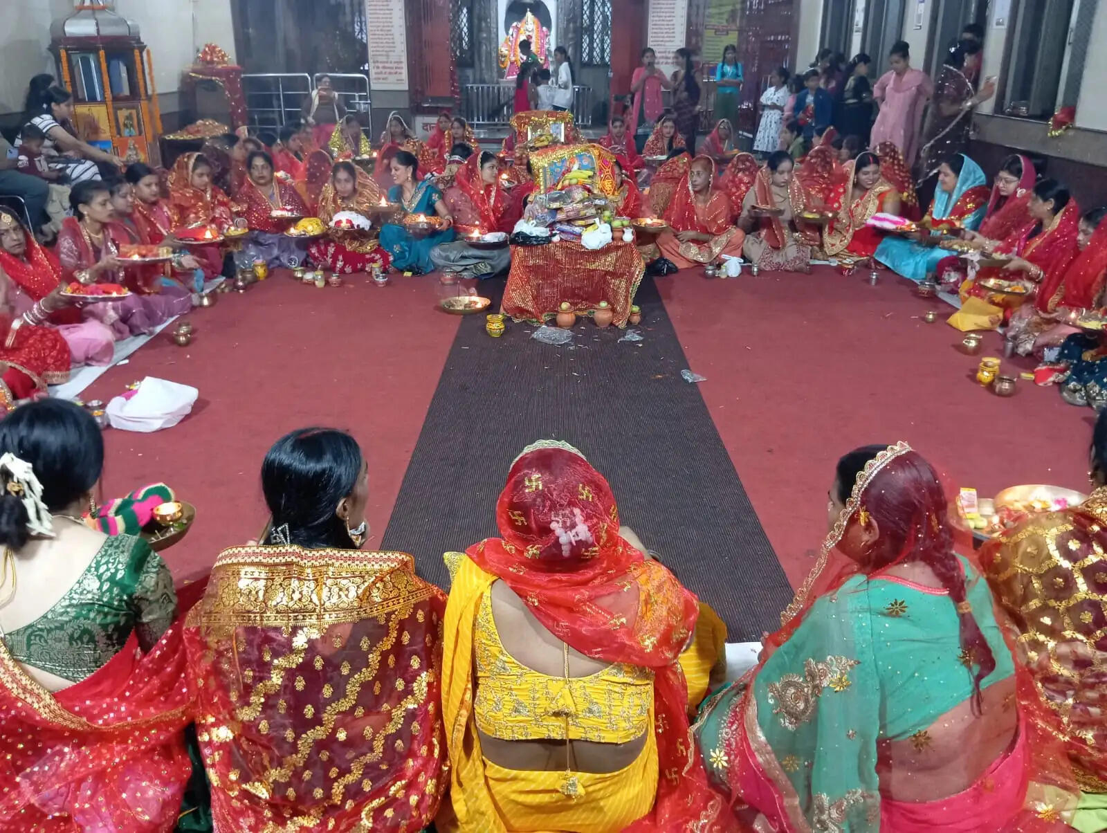 माता वैष्णो देवी मंदिर में हुआ करवा चौथ व्रत, 251 सुहागिनों ने की अखंड सुहाग की कामना