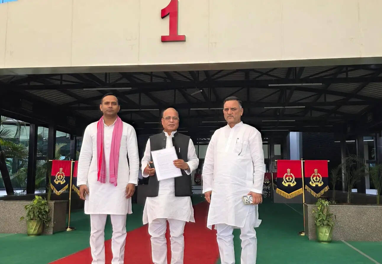 सपा का प्रतिनिधिमंडल डीजीपी से मिला, की पुलिस उत्पीड़न की शिकायत