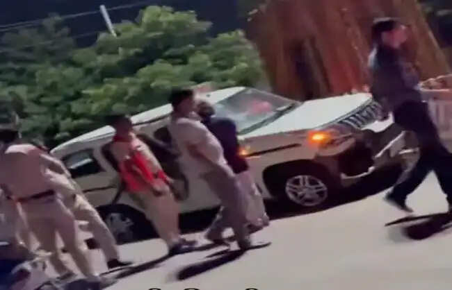 रेवाड़ी में ट्रक ने पुलिस की गाड़ी को मारी टक्कर, चालक घायल