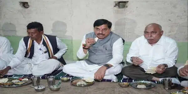 मप्रः मुख्यमंत्री डॉ. यादव ने हिल स्टेशन कुकरू में ग्रामीण परिवार के साथ किया रात्रि भोजन