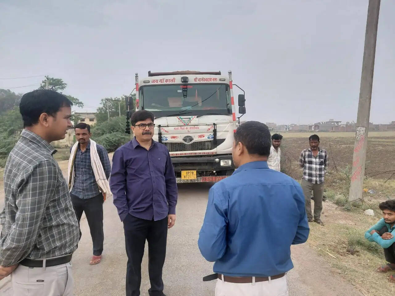 अवैध बालू परिवहन पर कार्रवाई में तीन ट्रकों पर जुर्माना