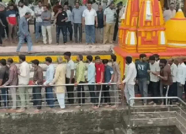 मप्र: उज्जैन के ताजपुर में गणेश प्रतिमा की आंखों से आंसू निकलने का दावा, दर्शन के लिए उमड़ी भीड़