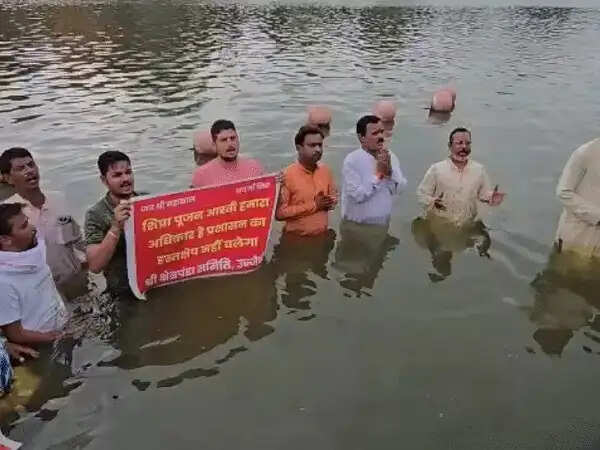 उज्जैन में&nbsp;शिप्रा आरती के अधिकार को लेकर प्रशासन-पंडा समिति आमने-सामने, पुलिस कार्रवाई के विरोध में जल सत्याग्रह