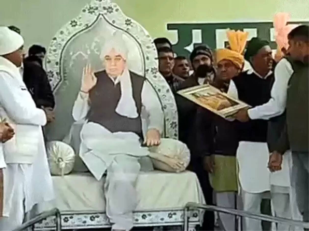 हिसार : जेल में बंद सतलोक आश्रम संचालक रामपाल को किसान यूनियन ने दिया किसान रत्न