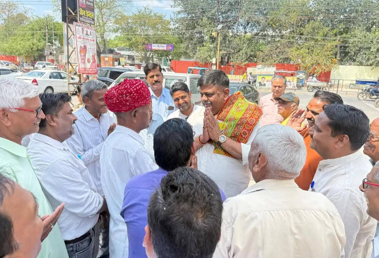 अलवर में वन राज्यमंत्री संजय शर्मा ने जनसुनवाई कर आमजन की परिवेदनाओं को सुना