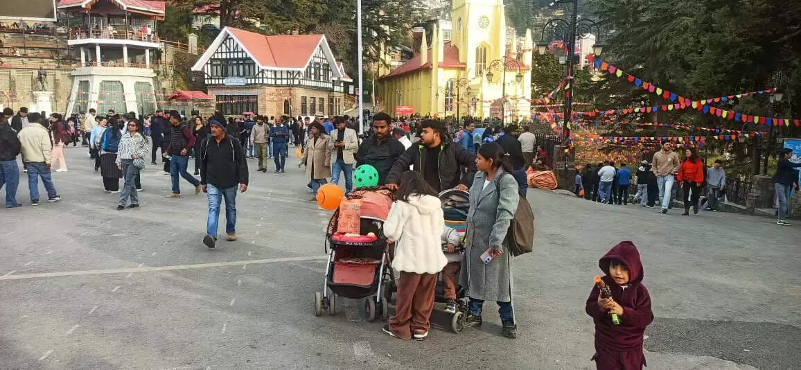 हिमाचल की ऊंची चोटियों पर बर्फबारी, मैदानी इलाकों में घना कोहरा, सैलानी उमड़े
