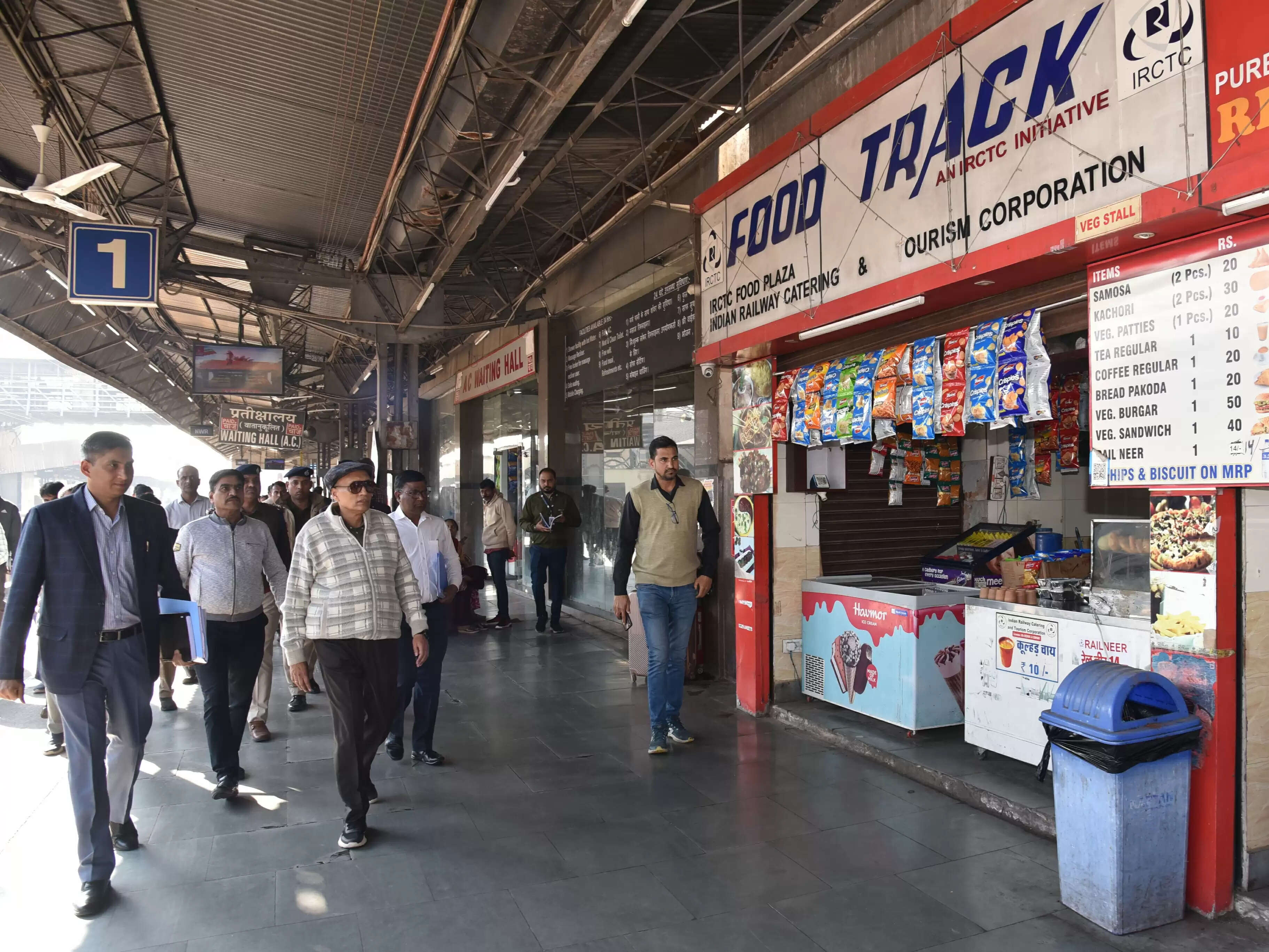 अजमेर स्टेशन पर रेलवे बोर्ड के एडिशनल मेंबर का निरीक्षण