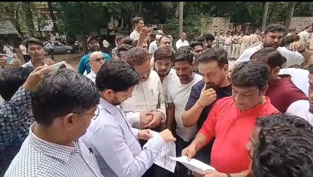 कोरबा की बदहाल सड़कों और जलभराव को लेकर युवा कांग्रेस ने किया प्रदर्शन