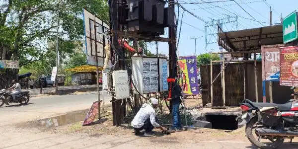 बदला मौसम, तेज हवा तूफान से जनजीवन अस्त-व्यस्त, शहर में घंटों बंद रही बिजली