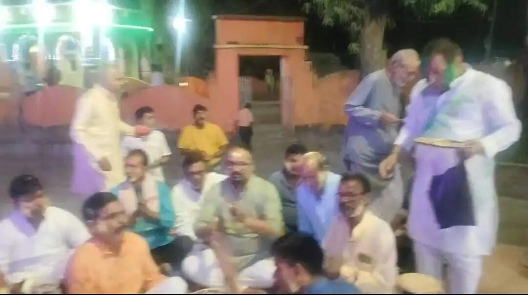 रंगों के त्योहार होली का उत्साह चरम पर, होली के गीतों पर थिरके ग्रामीण