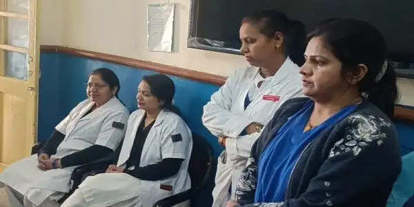 काला फीता बांधकर दी नर्सिंग अफसरों ने सेवा
