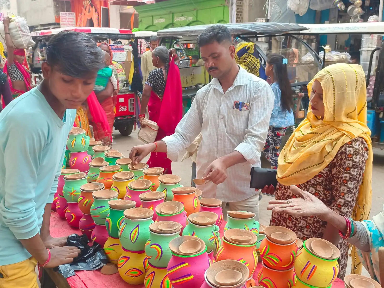 पहली करवाचौथ को लेकर सुहागिनों में दिखा उत्साह, जमकर कीं खरीदारी