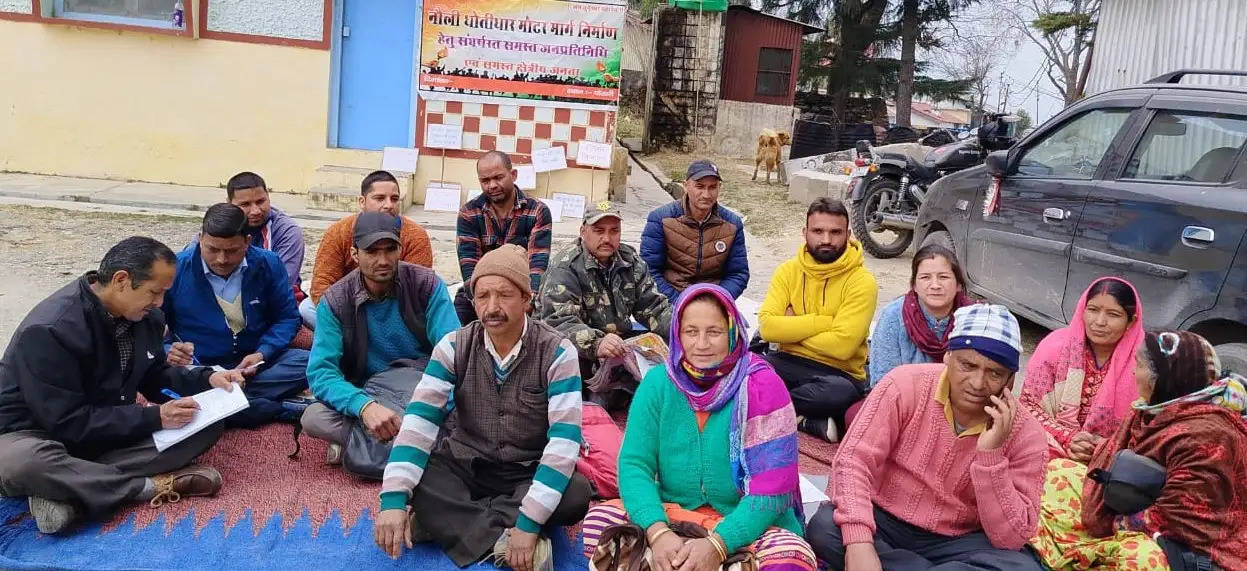 मोटर मार्ग निर्माण के आंदोलन के समर्थन में व्यापार भी उतरा, दिया धरना