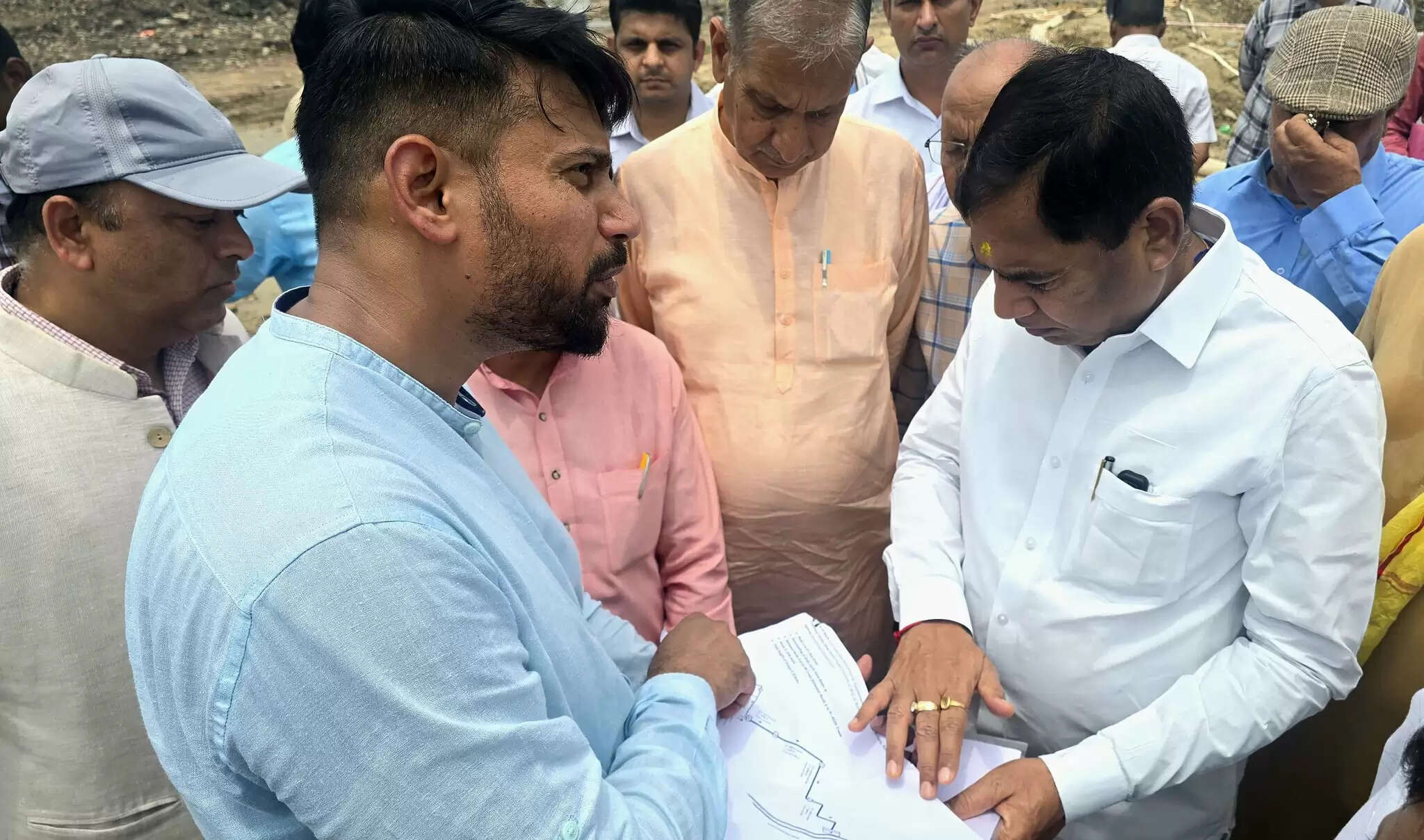 भाजपा सांसद योगेंद्र चंदोलिया ने किराड़ी विधानसभा की केएसएन ड्रेन का निरीक्षण किया