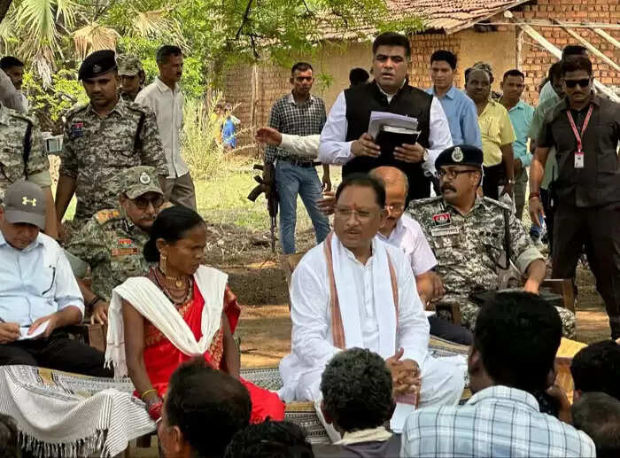 मुख्यमंत्री साय दंतेवाड़ा जिले के ग्राम मुलेर पहुंचे, ग्रामीणों की&nbsp;समस्याओं&nbsp;का&nbsp;किया&nbsp;निराकरण