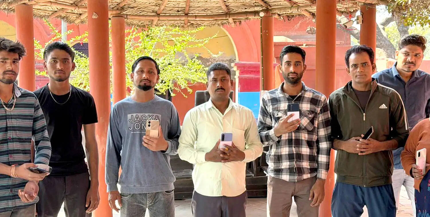 पुलिस ने खोये हुए 18 मोबाइल बरामद कर लौटाए