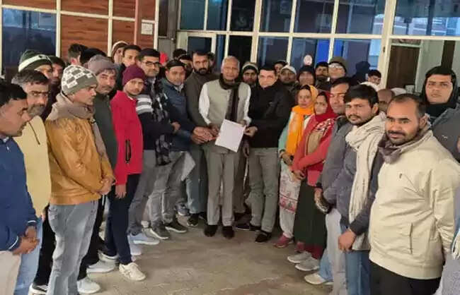 नारनौलः कर्मचारियों ने अपनी मांगों को लेकर विधायक को सौंपा ज्ञापन