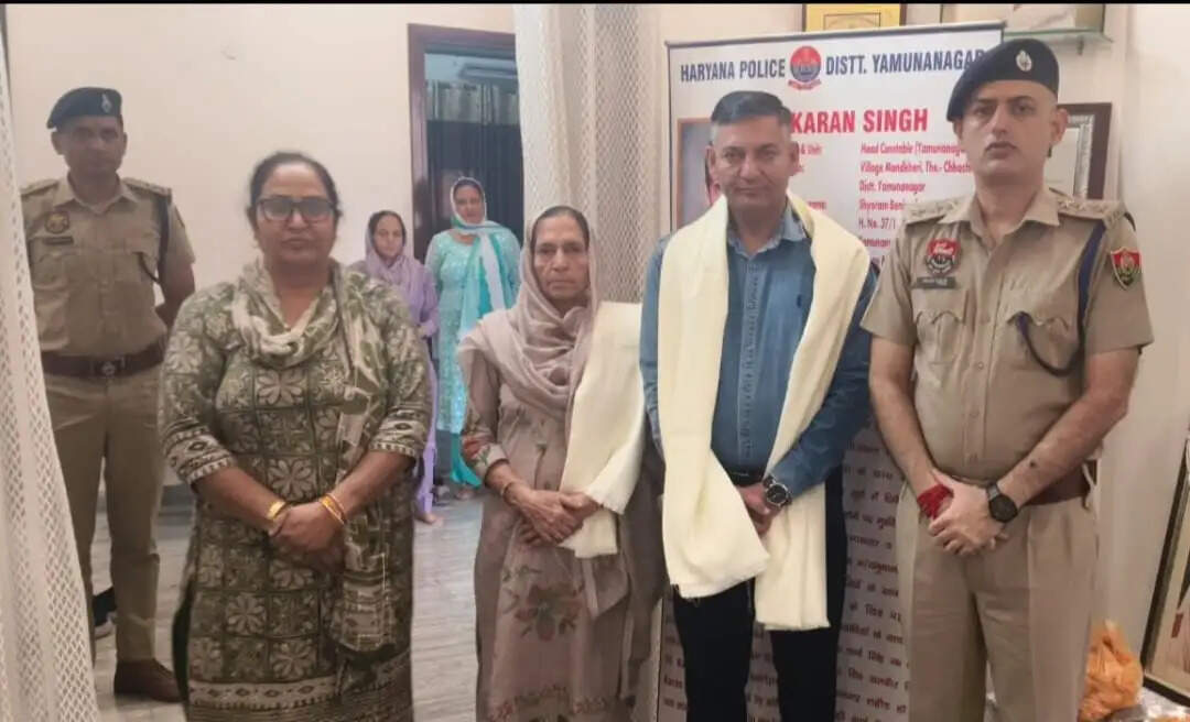 यमुनानगर: शहीद पुलिसकर्मियों के घर पहुंची पुलिस, परिजनों को किया सम्मानित
