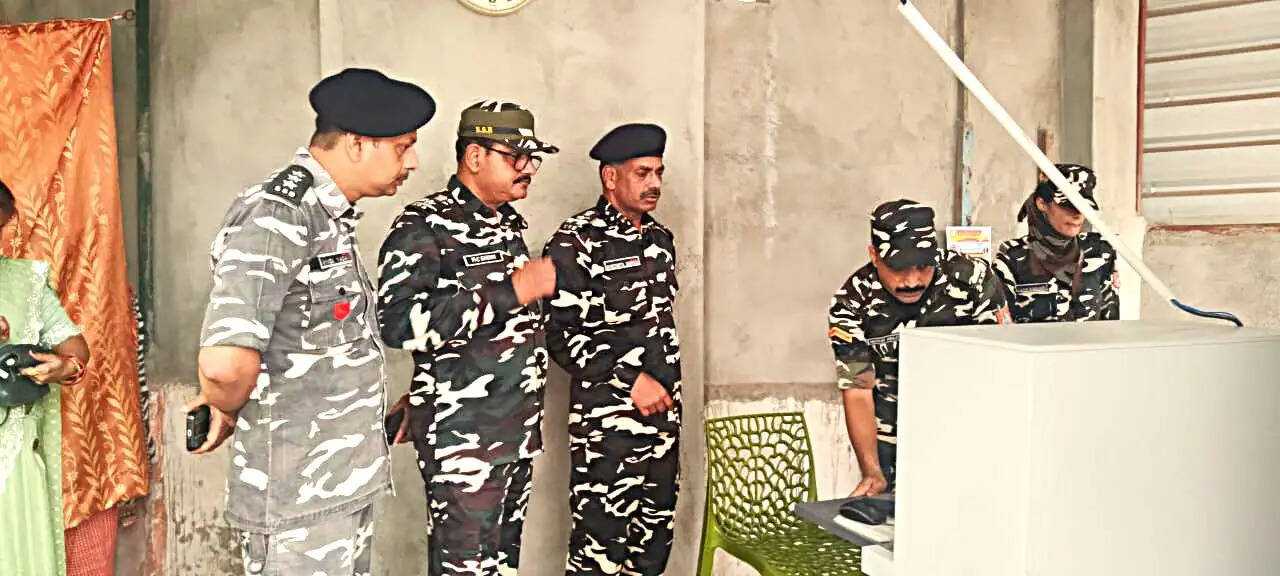 भारत नेपाल सीमा सुरक्षा को लेकर डीआईजी ने किया निरीक्षण, ग्रामीणों से मांगा सहयोग